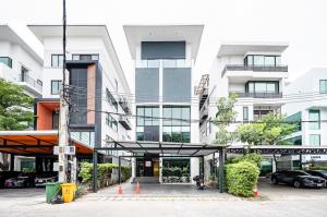 For SaleShophousePattanakan, Srinakarin : *Commercial building, good location* Phatthanakan 31/1 with parking Usable area 500 sq m. [Tel. 081-919-7975]