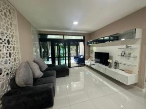 For RentHousePattanakan, Srinakarin : For Rent 4 Beds 3 Baths Manthana Rama 9-Srinakarin Luxury Detached House Near Airport Link Hua Mak Fully furnished Ready to move in