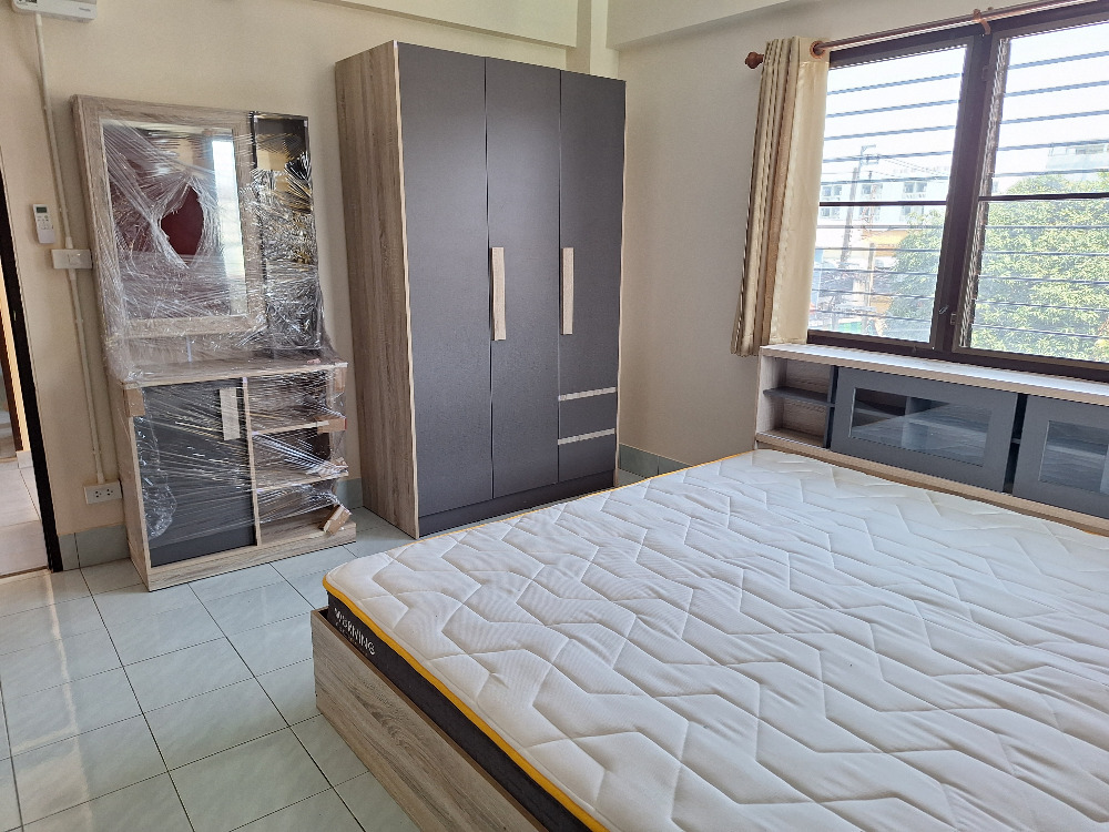 For RentCondoPinklao, Charansanitwong : Urgent!!! Open apartment for rent, inexpensive price, brand new room, renovated. On the location of Makro Charan, near MRT Bang Khun Non, Bang Khun Si Market, MRT Fai Chai, 80 meters from Charan Road, completely renovated rooms, there are only a few rooms