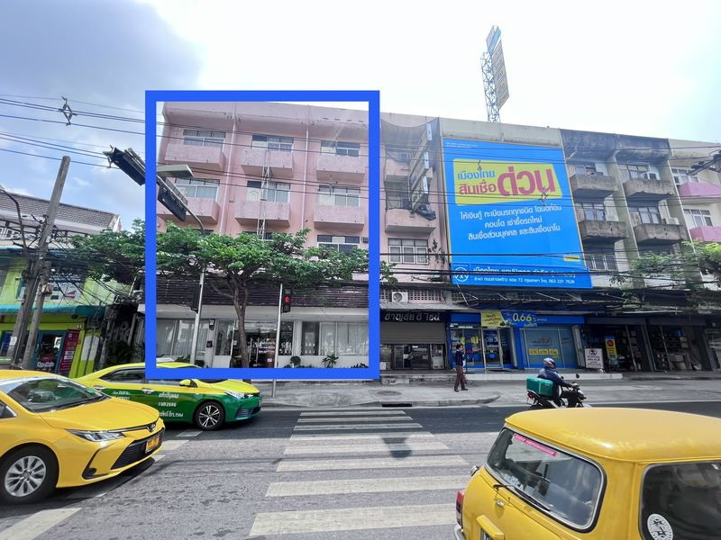 For SaleShophouseLadprao, Central Ladprao : Urgent sale, commercial building, 3 units, 4.5 floors, next to Lat Phrao Road, next to the BTS, has parking behind the building, with tenants, good location.