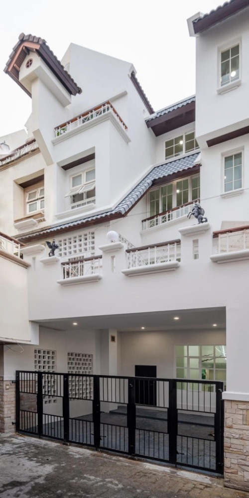 For SaleTownhouseRatchadapisek, Huaikwang, Suttisan : Luxury Pool Villa Townhome | 4-Storey Townhome | 5 Bedrooms | Luxurious Villa with Swimming Pool | 5 Minutes to Ratchada-Lat Phrao BTS Skytrain Station.