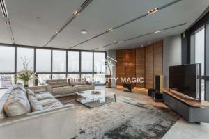 For SaleCondoSukhumvit, Asoke, Thonglor : Luxurious condo for sale, 44th floor, good location, decorated, ready to move in. Sukhumvit-Asoke area Near Emsphere, only 900 meters.
