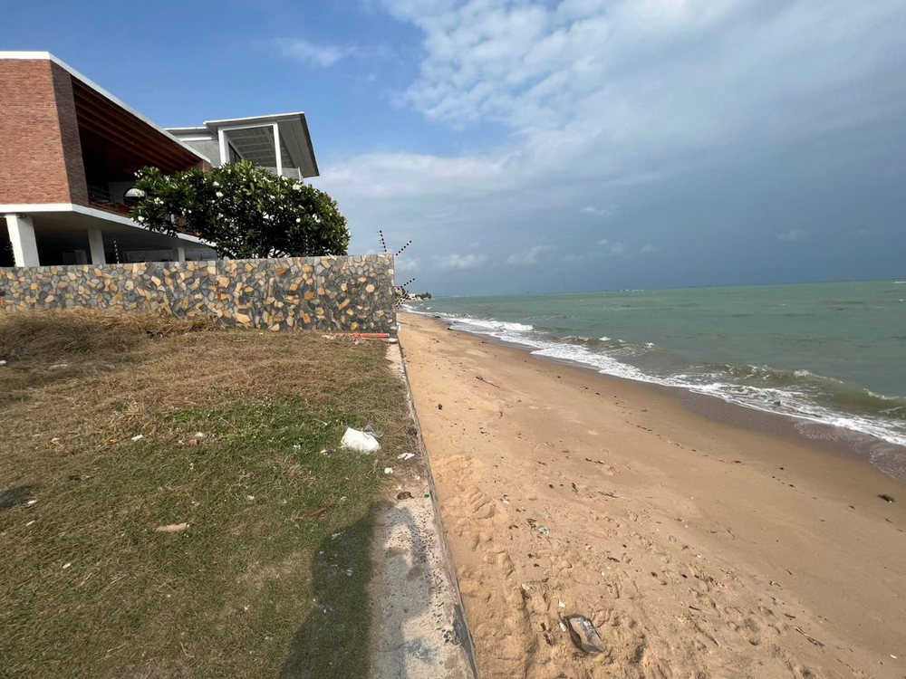 For RentLandRayong : Beachfront Land For Rent In Rayong (Phala Beach) 275 square wah (28*40 meters) Call : 061-234-8888