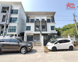 For RentHome OfficeLadkrabang, Suwannaphum Airport : Townhome for rent, 3 floors, area 38 sq m, usable area 210 sq m, 3 bedrooms, 3 bathrooms, partially furnished, Chaloem Phrakiat Road, Rama 9, Soi 30, rental price 30,000 baht/mo.
