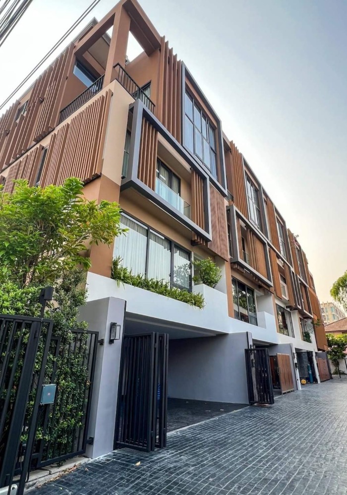 For SaleTownhouseOnnut, Udomsuk : House for sale in the middle of the city, 3 and a half floors with private elevator, Sukhumvit 64, area 28.8 sq m, 3 bedrooms, 4 bathrooms, fully decorated with furniture.