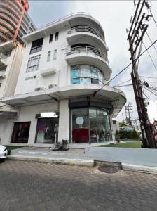 For RentShophousePattanakan, Srinakarin : Commercial building for rent, 2 units, 4.5 floors, with rooftop, corner unit, next to On Nut Road, near the Yellow Line, Si Nut Station.