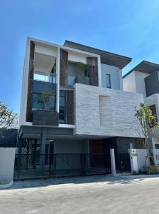 For RentHousePattanakan, Srinakarin : For rent: The Gentry Pattanakarn 2, new luxury villa project, house near clubhouse, swimming pool view.