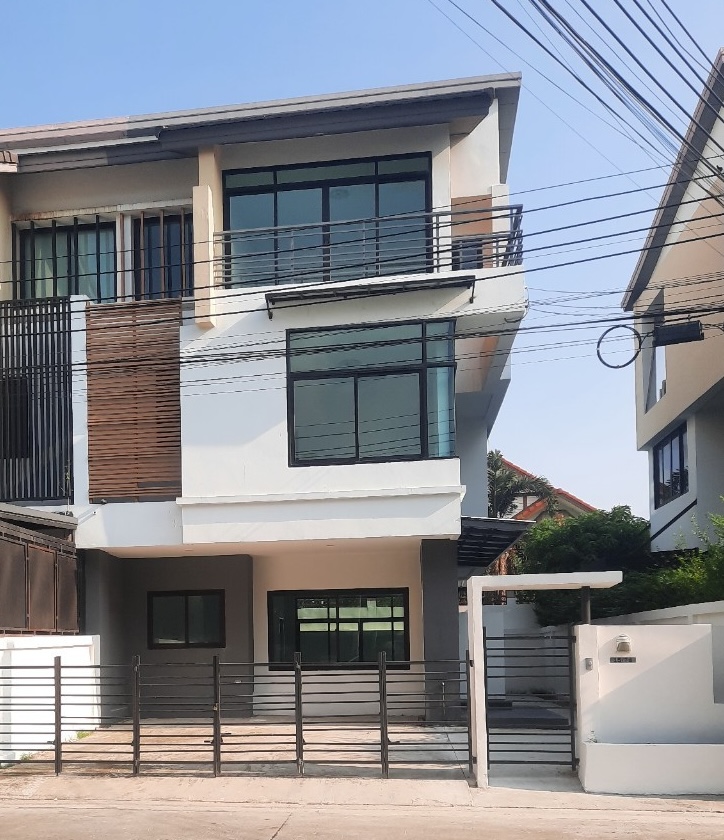 For RentTownhouseRama5, Ratchapruek, Bangkruai : For rent, new 3-story semi-detached house in the Viridian Ratchaphruek project.