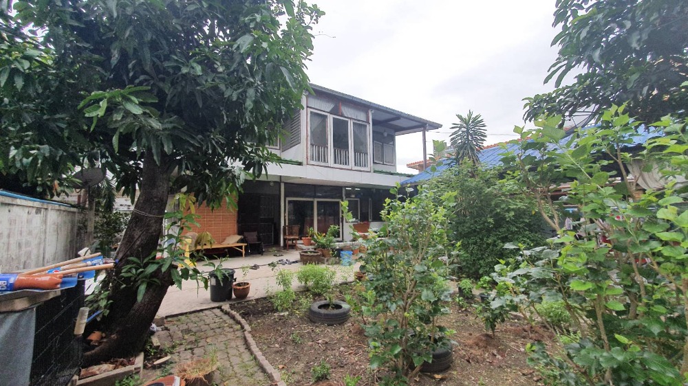 For SaleHouseLadprao, Central Ladprao : House for sale with land, 98 square meters, prime location in Lat Phrao, only 100 meters into the alley.