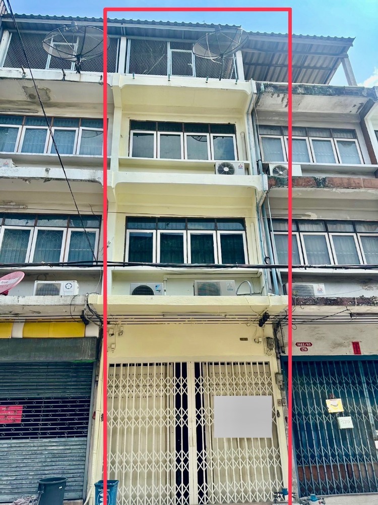 For SaleTownhouseWongwianyai, Charoennakor : For sale, 3-story shophouse, Krung Thon Buri area, near BTS Krung Thon Buri.