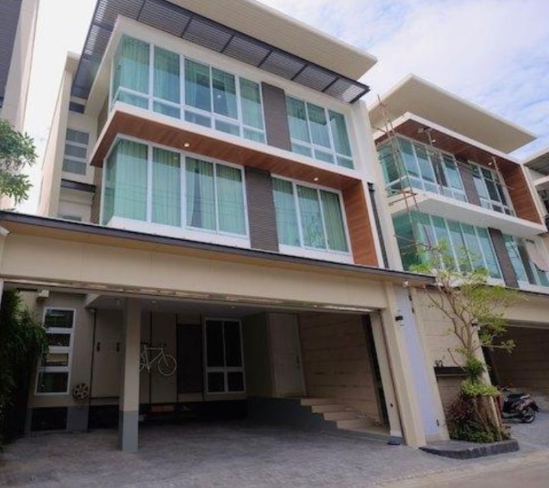 For SaleHouseSapankwai,Jatujak : 3-story detached house for sale in the heart of the city There is a private swimming pool in Ari location. I-Nine Phaholyothin is about 1 kilometer from Saphan Khwai BTS station.