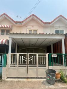 For SaleTownhouseChachoengsao : 2-story townhouse for sale, Pruksa Village 27, Chachoengsao, complete with the addition of a parking roof and area behind the house, area 17.6 square meters.