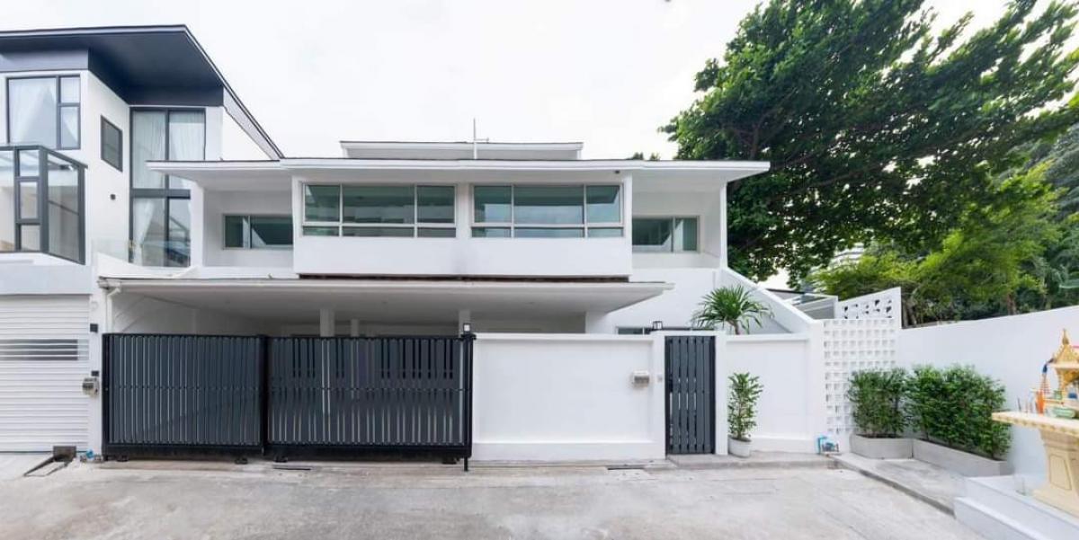 For SaleTownhouseSukhumvit, Asoke, Thonglor : Townhome for sale, 3 floors, Soi Sukhumvit 15, good location, only 1 minute to NIST International School and 5 minutes to BTS Asoke.