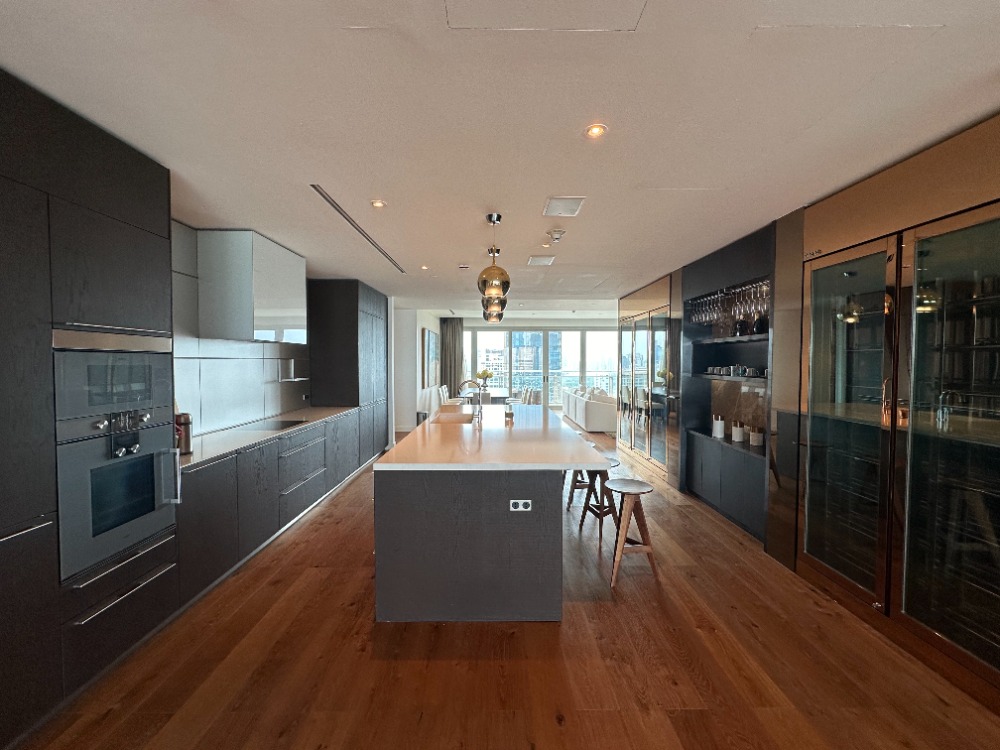 For SaleCondoWitthayu, Chidlom, Langsuan, Ploenchit : Penthouse 185 Rajadamri 386.56 sq m, 27th floor, 3 bedrooms, 4 bathrooms, 2 living rooms, 2 dressing rooms, 1 office room, 2 kitchens with wine storage, 1 maid room