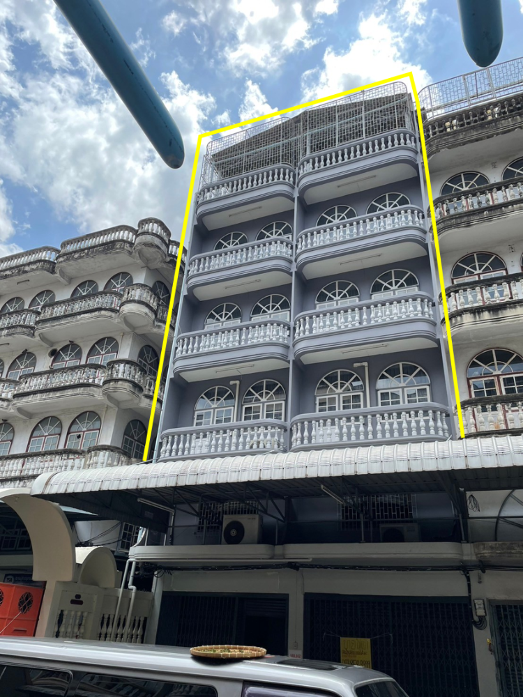 For RentShophouseSathorn, Narathiwat : Commercial building for rent, 2 units intersecting every floor. Soi Chalam Nimit 5, intersection 3, parking for 4 cars, area 43 sq m., width 8 meters, depth 20 meters, 6 floors, usable area 700 sq m., 4 office rooms, open space for storing products, 1 fit