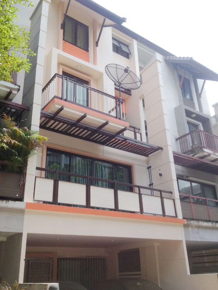 For SaleTownhouseRatchadapisek, Huaikwang, Suttisan : House for sale, Areeya Ratchada Suthisan, 4 floors, good condition, many entrances and exits, convenient travel, very good price.