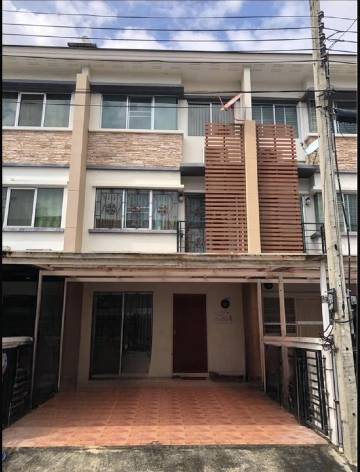 For RentTownhouseYothinpattana,CDC : 23,000.-For rent, 3-story townhome with furniture, Town Plus Village, Town Plus Kaset Nawamin. Behind Boonthavorn Kaset, near the expressway, convenient travel.