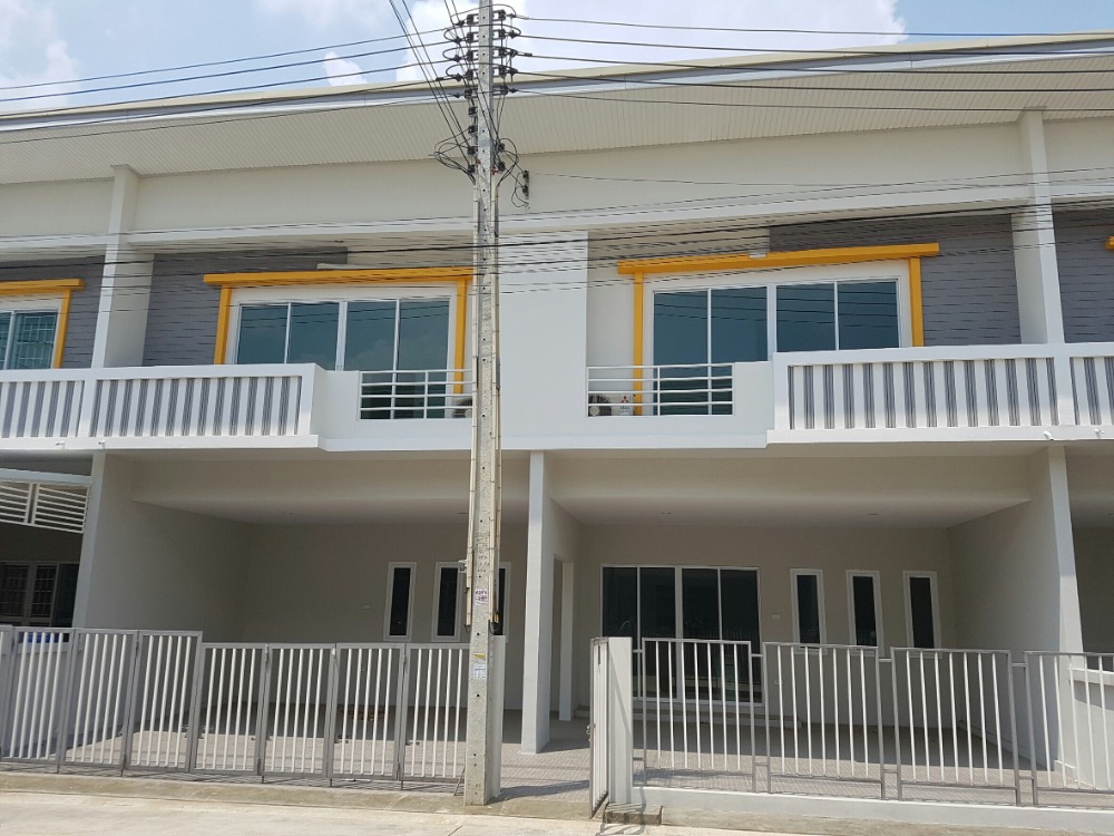 For SaleHouseSriracha Laem Chabang Ban Bueng : Semi-detached house for sale, Baan Fah Burin project. Amata City Industrial Estate Line Off the motorway, size 40 sq m, selling for only 3.2 million baht.