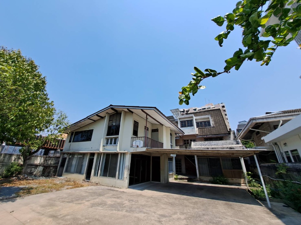 For RentHouseSathorn, Narathiwat : Old 2-story house for rent for business in the area of ​​Sathorn Soi 1, Soi Yen Akat and Rama 4 Road on land approximately 450w sq m., usable area of ​​the house approximately 750sq m.