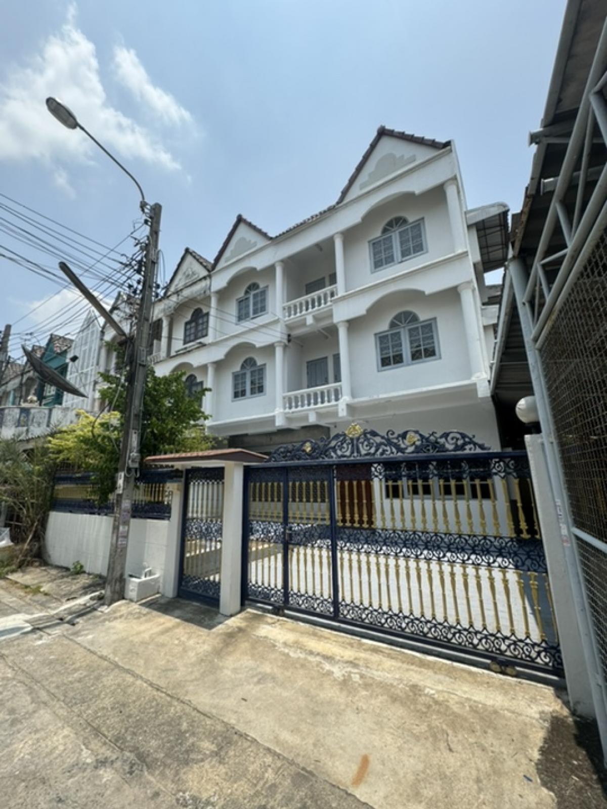 For RentTownhousePinklao, Charansanitwong : House/townhome semi-office for rent, 3 floors, corner unit, quiet, Charan 12, near BTS, very good location, has parking for many cars, can exit Itsaraphap 29, very convenient to travel, if interested call: 0922829196