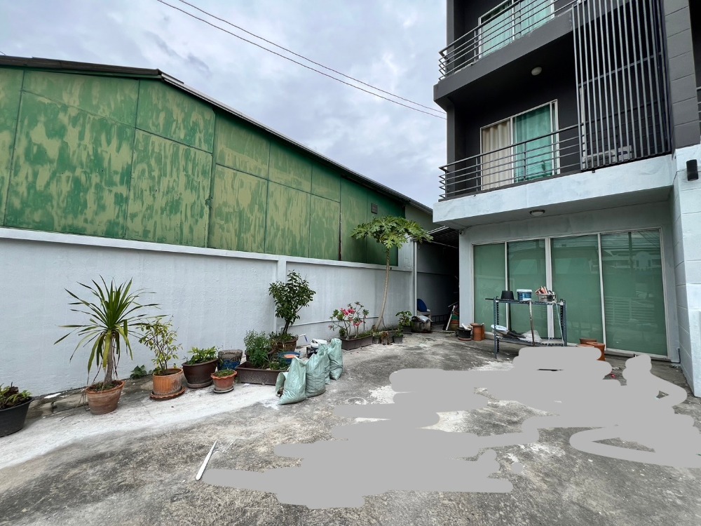 For RentTownhouseChaengwatana, Muangthong : Corner townhouse, can be used as an office, 3 floors, 4 bedrooms, 3 bathrooms, near Dhurakij Pundit University