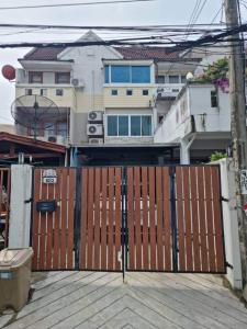 For SaleTownhouseLadprao101, Happy Land, The Mall Bang Kapi : Townhouse Ladprao 110 Yaek 3 / 4 Bedrooms (FOR SALE) JANG059