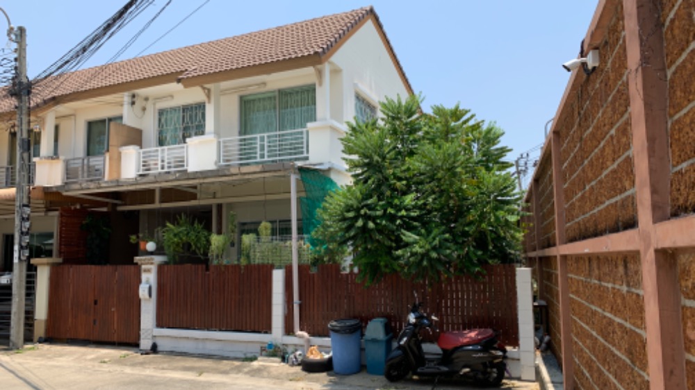 For SaleHouseRama 2, Bang Khun Thian : Townhouse for sale, Casa City Rama 2, Soi 50, near Central, size 30 sq m, corner house, quiet, has a garden next to the house.