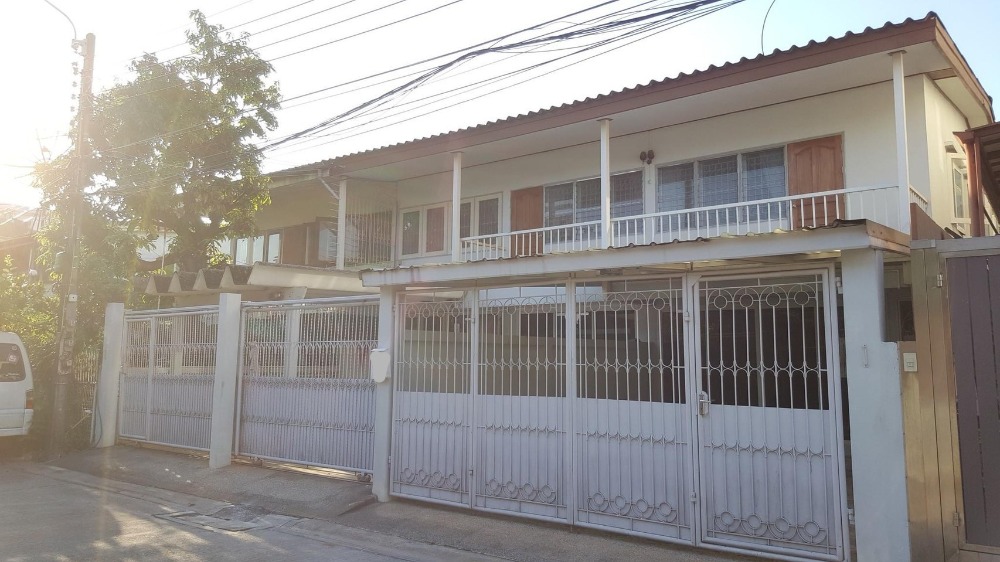 For RentHouseSapankwai,Jatujak : House with 4 bedrooms, 3 bathrooms, next to BTS Mo Chit, suitable for an office.