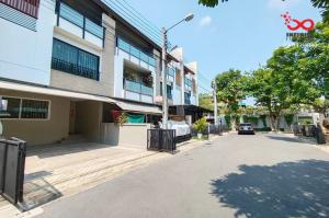 For SaleTownhouseKaset Nawamin,Ladplakao : 3-story townhome for sale, Private Nirvana Life Exclusive, Soi Nawamin 111, Intersection 15, Prasert Manukit Road.