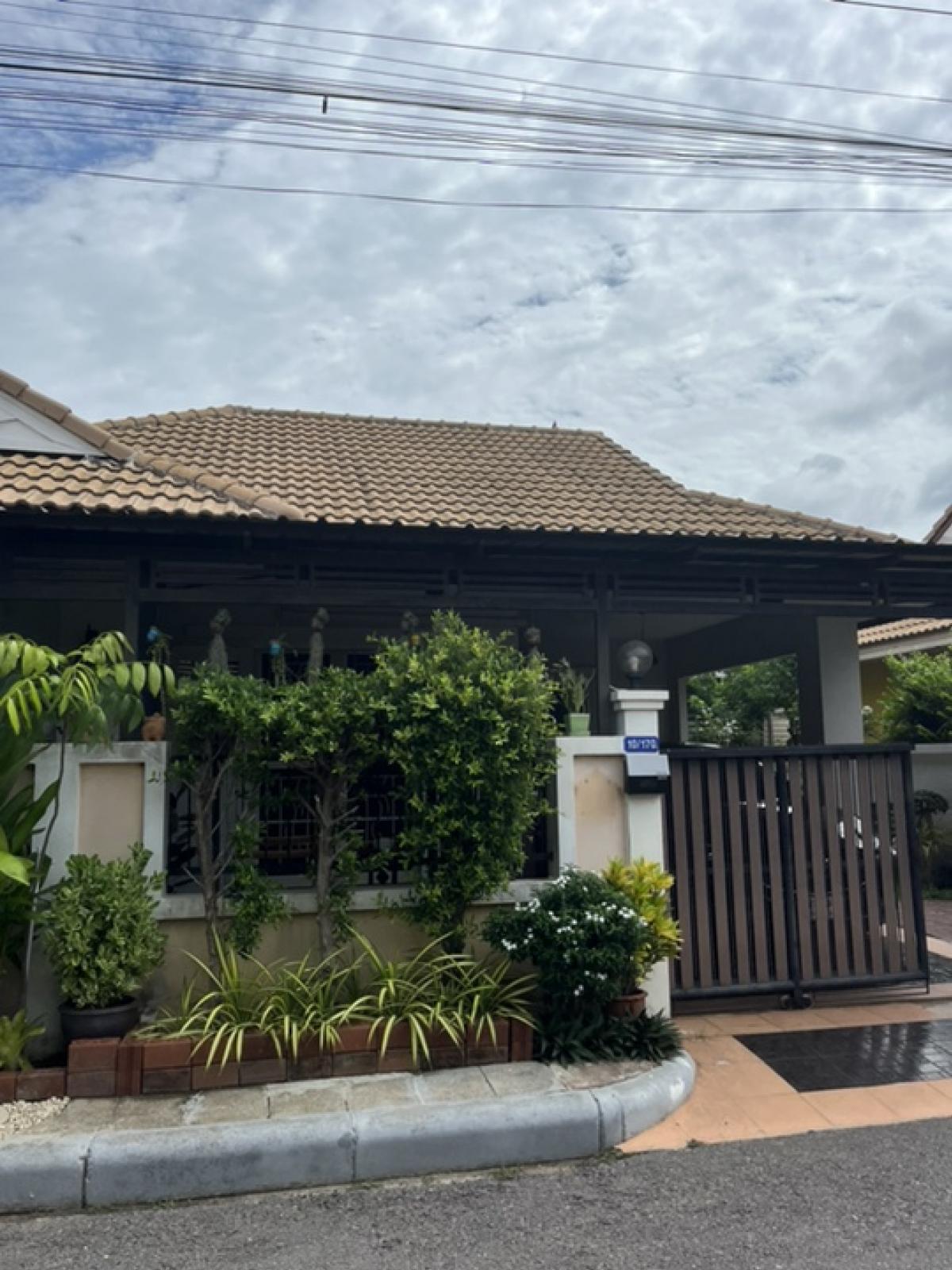 For SaleHouseMahachai Samut Sakhon : For sale: Suaytrong Sarin house (corner house)