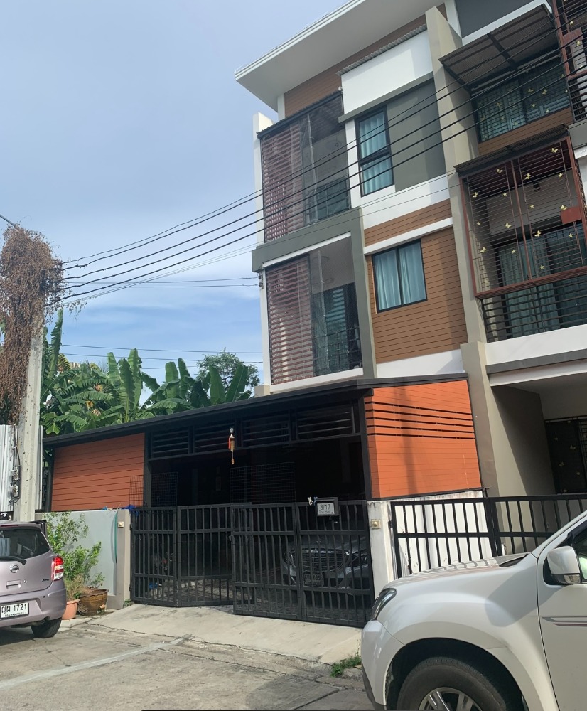 For SaleTownhouseBang kae, Phetkasem : Townhome for sale, 3 floors, corner room, great price, near MRT Bang Khae, The Idol 2, area 220 sq m., width 8 meters, extension on the side, full back, 3 bedrooms, 3 bathrooms, 1 storage room, great price.