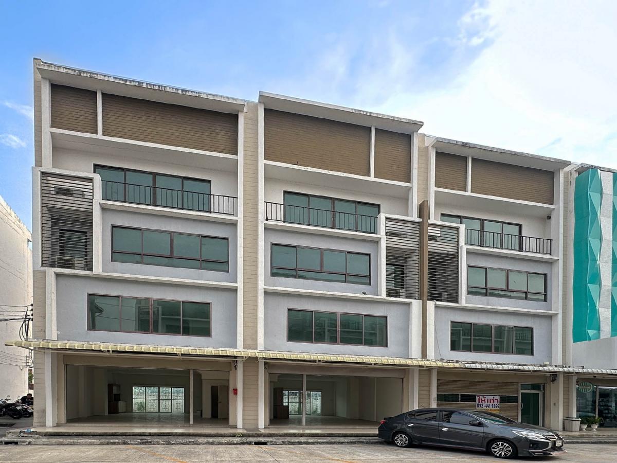 For RentHome OfficeRathburana, Suksawat : Great location! Home office for rent, 4 floors, 3 units next to each other. You can rent 3 units altogether or rent them separately. With free parking for 2 cars/ booth.