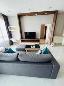 For RentCondoSriracha Laem Chabang Ban Bueng : 2 bedroom condo, The Sky Sriracha-Assumption, high floor, with furniture.