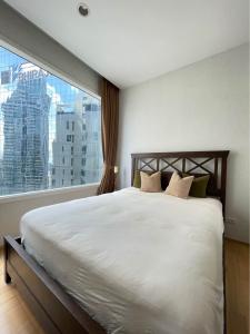 For RentCondoSukhumvit, Asoke, Thonglor : Condo for rent 39 by Sansiri, near BTS Phrom Phong, about 300 meters.