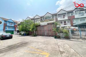 For SaleTownhouseLadprao, Central Ladprao : Townhouse for sale, 3 floors, 33 square meters, Lat Phrao Road, Soi Lat Phrao 64.