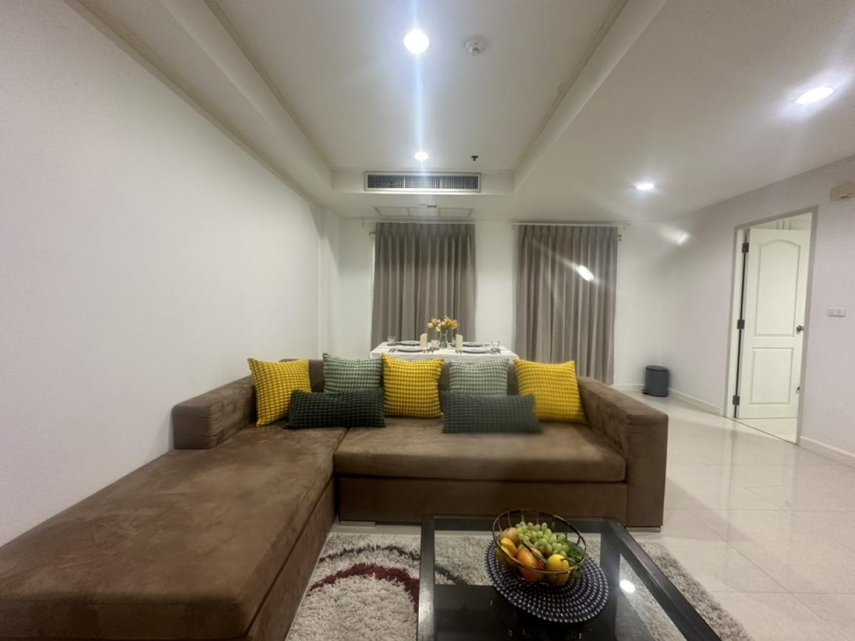 For RentCondoSukhumvit, Asoke, Thonglor : Condo for rent, size 87 sq m, beautiful room, bright room, good ventilation, closed kitchen, separate area, the condo is only 350 meters from Thonglor BTS station.