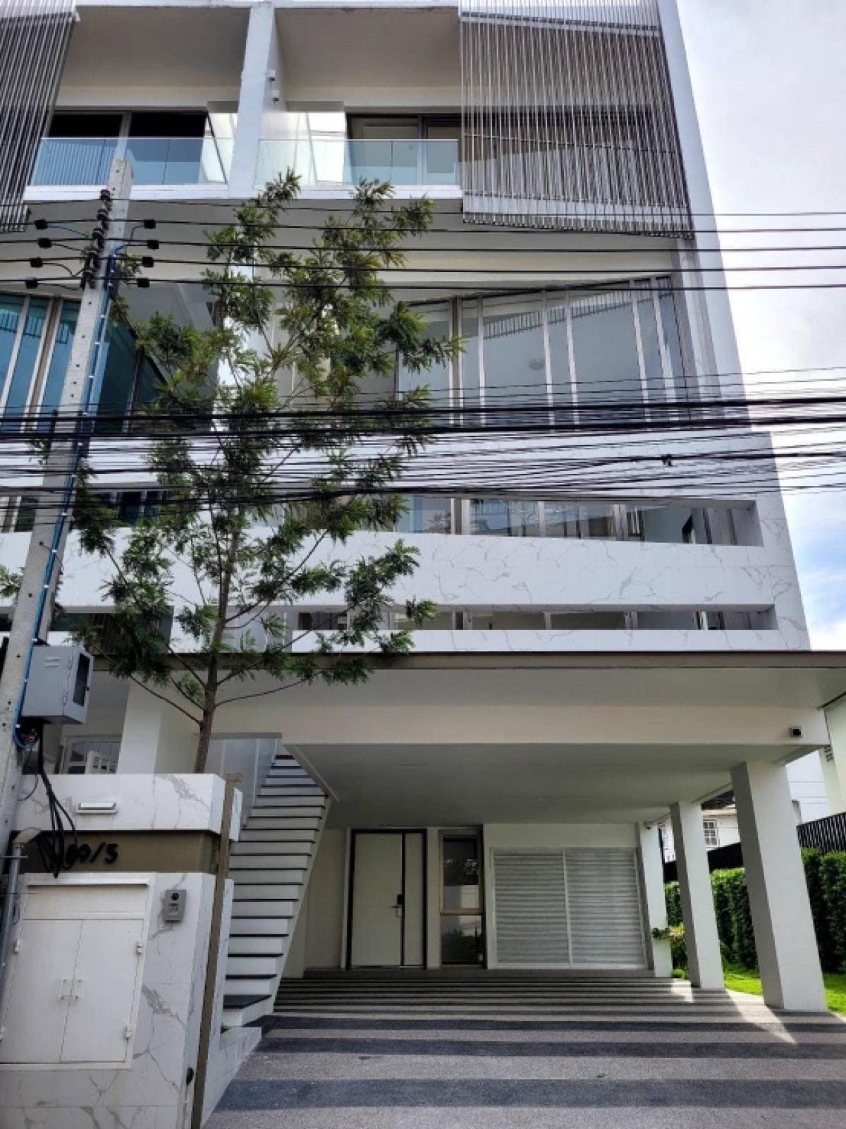 For SaleTownhouseLadprao, Central Ladprao : 📢👇 Sell with tenant til 15 July 25
Brand new townhome for living or office, 4 storey with lift, good location as easily for traveling  from both Soi Ratchada 32 and Soi Ladprao 35 , near BTS Yellow Line, Phawana Station, fully furnished