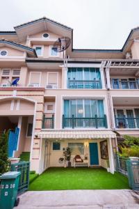 For RentTownhouseKaset Nawamin,Ladplakao : Luxury house for rent #Luxury house for rent, 4-story townhome behind Central Eastville. Luxurious newly decorated private home in a prime location. On the road along Ramintra Expressway #Can raise small animals, rent 99,000 per month (including all furni