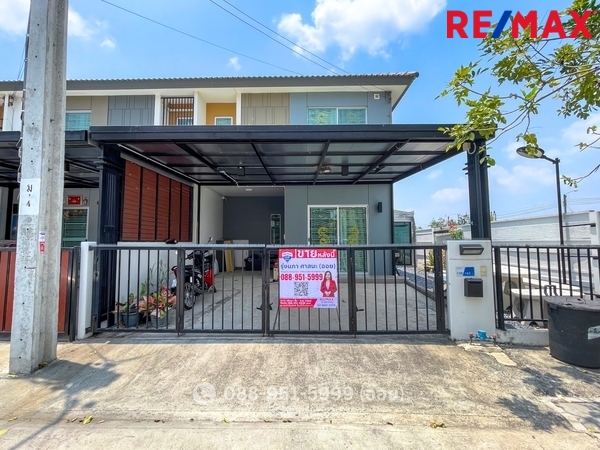 For SaleTownhouseMin Buri, Romklao : House for sale, Pruksa 118, along Wari-Min Buri (right corner), corner house, area 28.7 sq m (near Makro Nong Chok department store), there is space next to the house. Kitchen addition Multi-purpose room