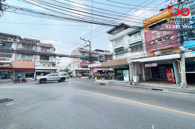 For SaleShophouseRatchadapisek, Huaikwang, Suttisan : Commercial building for sale, 3.5 floors, 20.5 square meters, very good location, Pracharat Bamphen Road, near MRT Huai Khwang.