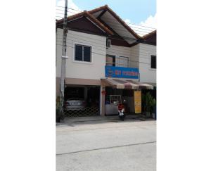 For SaleTownhouseAyutthaya : For inquiries, call: 085-119-3436. The owner is selling it himself. Townhouse for sale, 2 floors, 18 square meters, 3 bedrooms, 2 bathrooms, in Thanakrit Village, Khlong Chik Subdistrict, Bang Pa-in, Phra Nakhon Si Ayutthaya. Opposite St. Anthony School, 