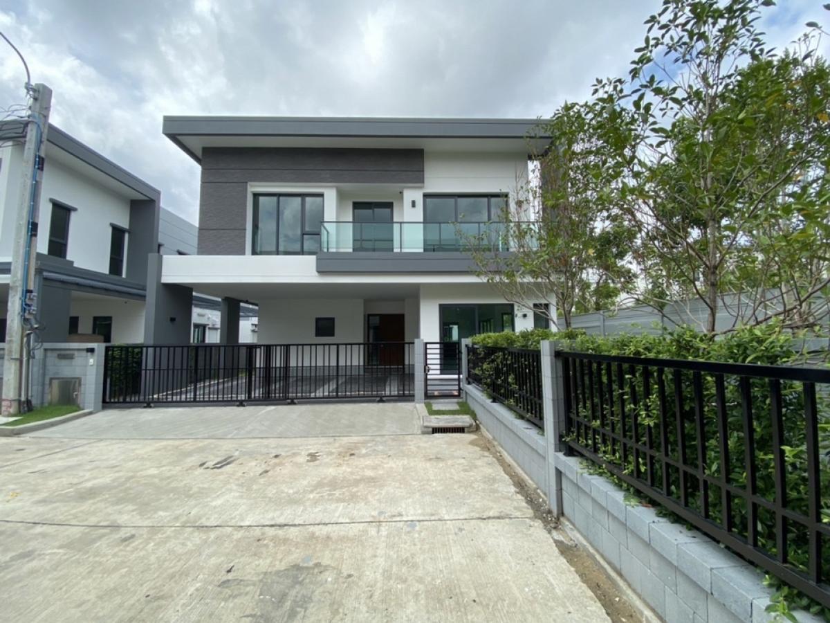 For SaleHouseLadkrabang, Suwannaphum Airport : Single house for sale 🔥🙏⚡️ Price 17,900,000 baht ⚡️🔥👍 Project “The City Sukhumvit - On Nut” new house. Completed, never been in the north. Private corner plot There is a garden area in front and on the side of the house, usable area 252 square meters, lan