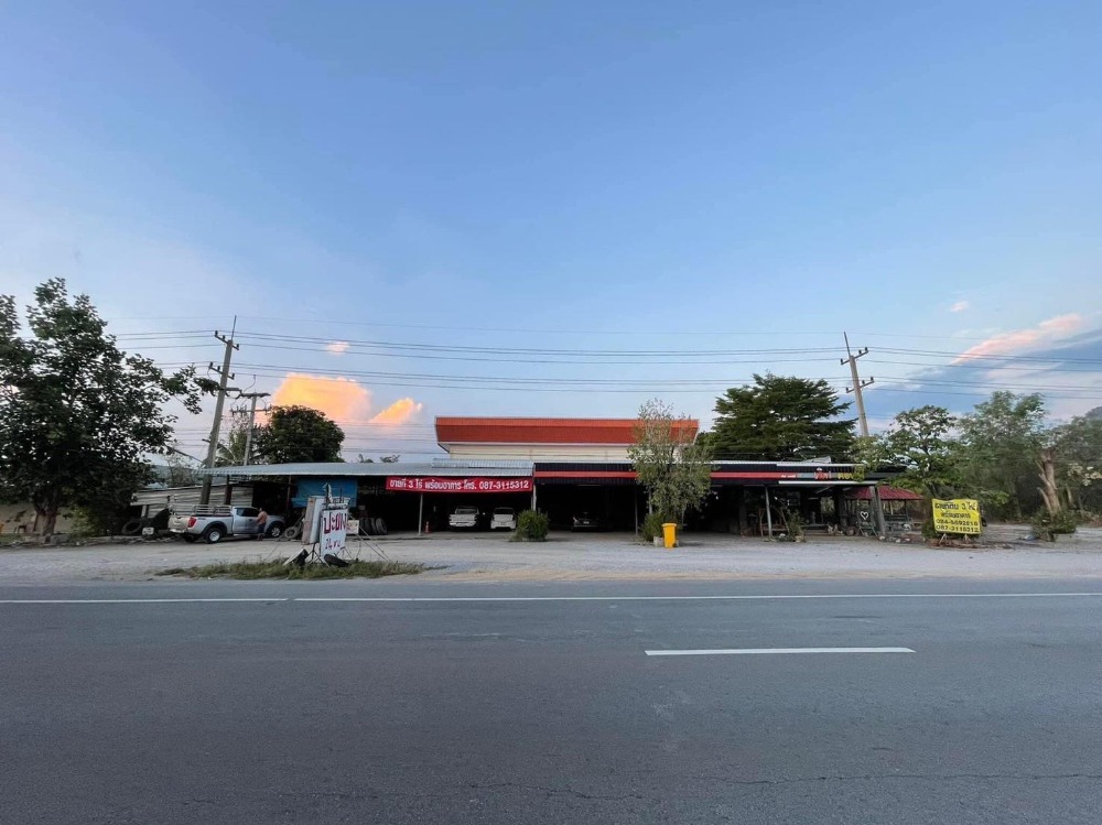 For SaleLandNakhon Sawan : Land for sale with buildings‼️ Beautiful 3 rai area, good location, suitable for investment. -With a large house, 4 bedrooms, 3 bathrooms, 5 workers rooms at the back, 2 bathrooms next to the house -and 1 coffee shop -there is more than 1 rai of space lef