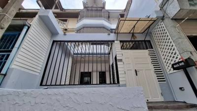 For SaleTownhouseSapankwai,Jatujak : Townhome for sale, Soi Phahonyothin 40, area 264 sq m., 22 sq w, 4 bedrooms, 5 bathrooms, near BTS Kasetsart University.