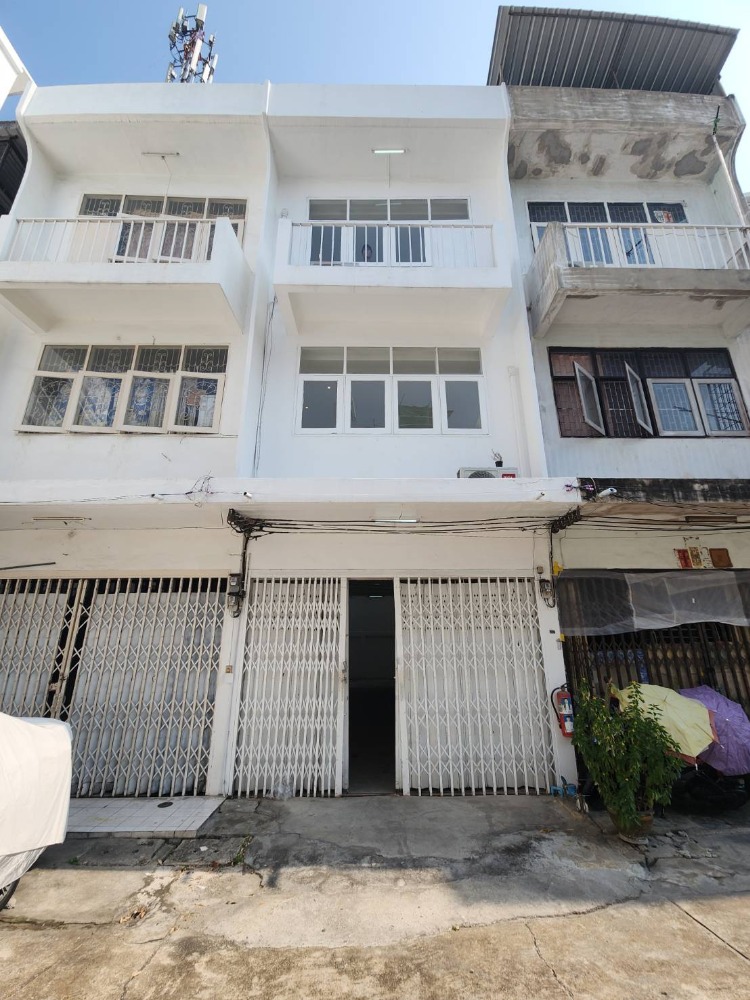 For RentTownhouseWongwianyai, Charoennakor : Townhome for rent near Samitivej Thonburi Hospital, just 3 minutes.