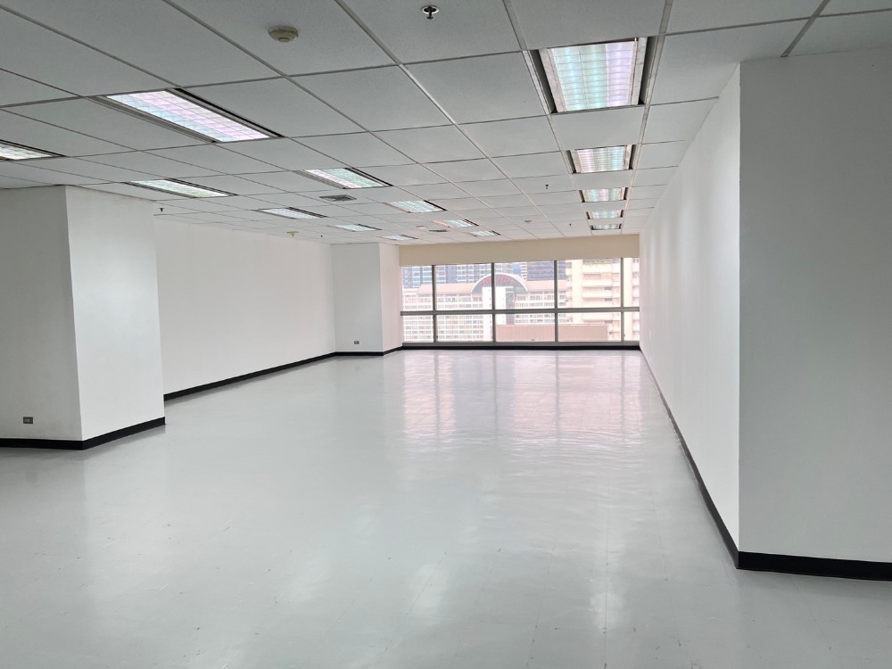 For RentOfficeSukhumvit, Asoke, Thonglor : Office in the heart of Asoke, high floor, beautiful view, 100% condition. Special rental ! 阿素克办公室租赁