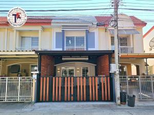 For SaleTownhouseMin Buri, Romklao : 2-story townhouse for sale, Pratchaya Home Town, Ramintra-Minburi, Soi Seri Thai 95, Pink Line Railway. Motorway-Bang Pa-in-Bangna Fashion Island Nopparat Hospital Synphaet Hospital