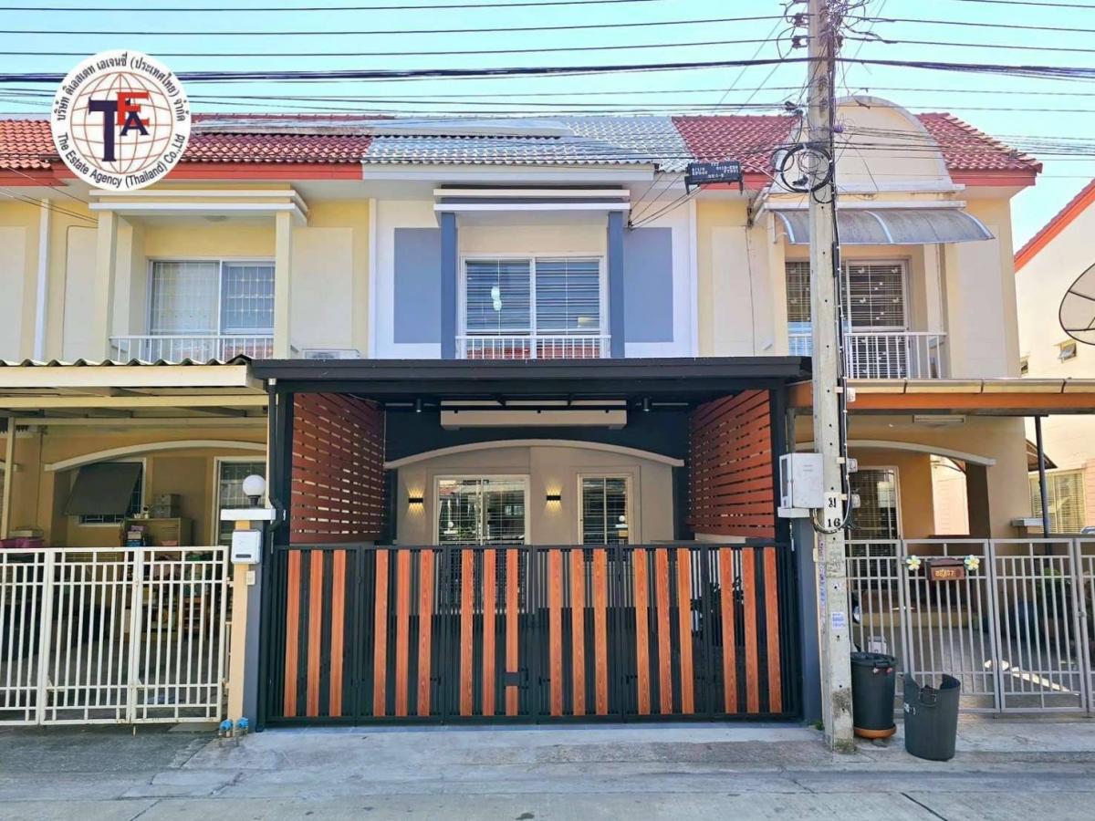 For SaleTownhouseMin Buri, Romklao : For sale: 2-storey townhouse, Pracha Home Town, Ram Intra-Min Buri, Soi Seri Thai 95, Pink Line, Motorway-Bang Pa-in-Bang Na, Fashion Island, Nopparat Hospital, Sinphaet Hospital