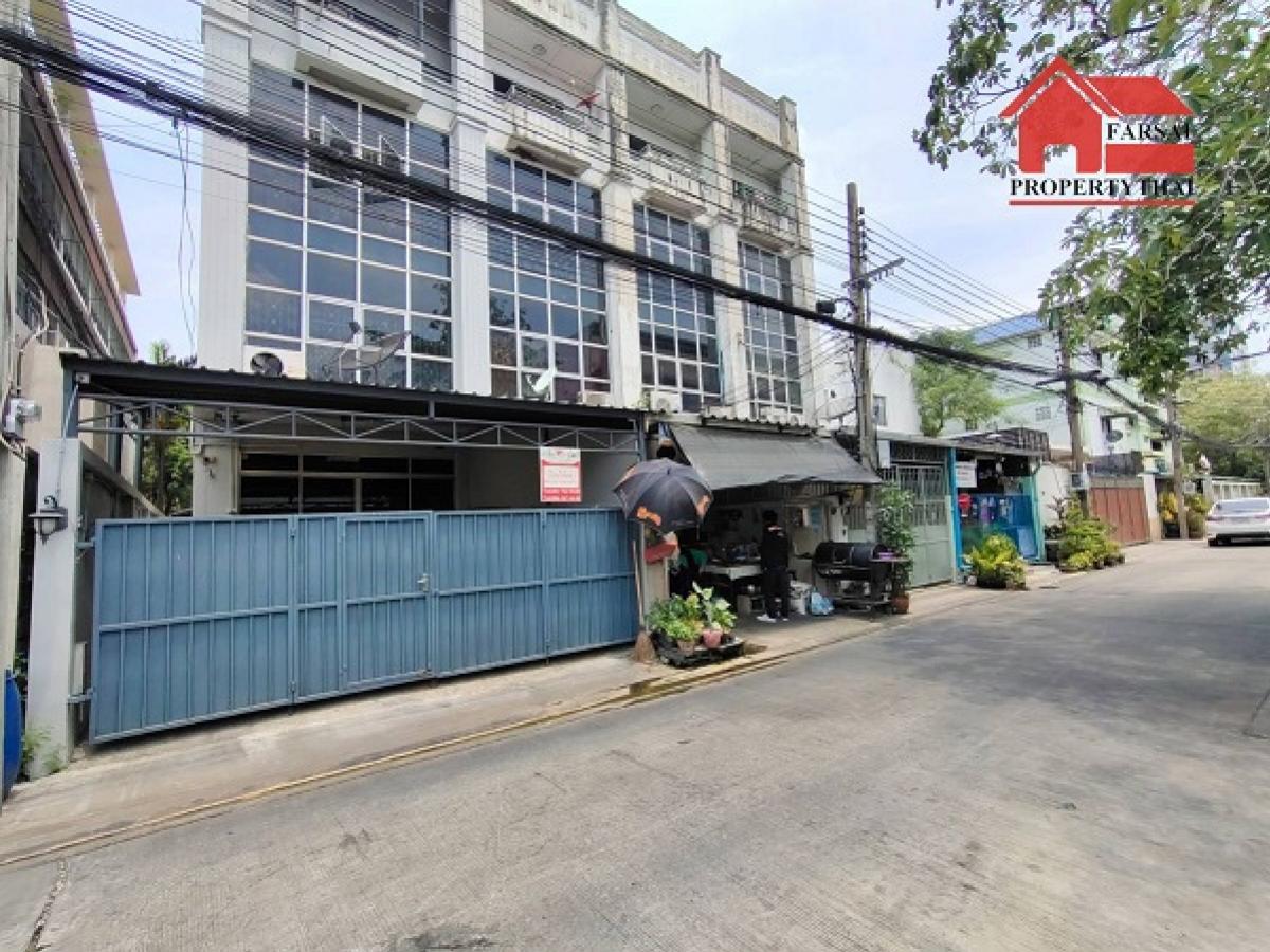 For RentTownhouseOnnut, Udomsuk : Townhouse for rent, area 30 square meters, 6 bedrooms, 4 bathrooms, newly renovated, Sukhumvit Road, near BTS On Anuch, rental price 25,000 baht/view.