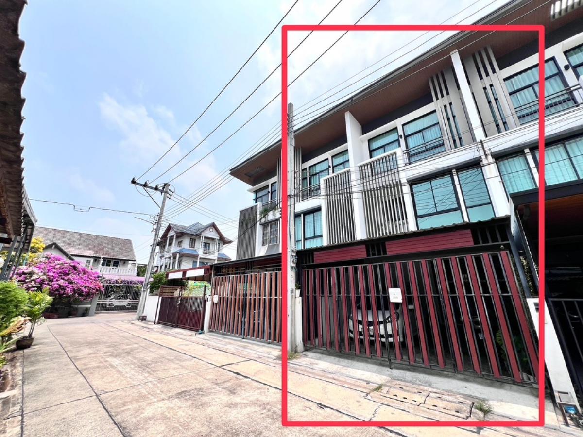 For SaleTownhouseChokchai 4, Ladprao 71, Ladprao 48, : Urgent sale‼️ 3-story townhome, area 20 wa, size 3 bedrooms, 3 bathrooms, parking for 2 cars, Lat Phrao, Chok Chai 4, Soi 18